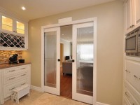 Durvis uz virtuvi - 50 ideju fotoattēli durvju noformēšanai virtuves interjerā