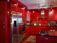 Dapur merah (105 gambar di pedalaman). Gabungan warna-warna terang di dapur.
