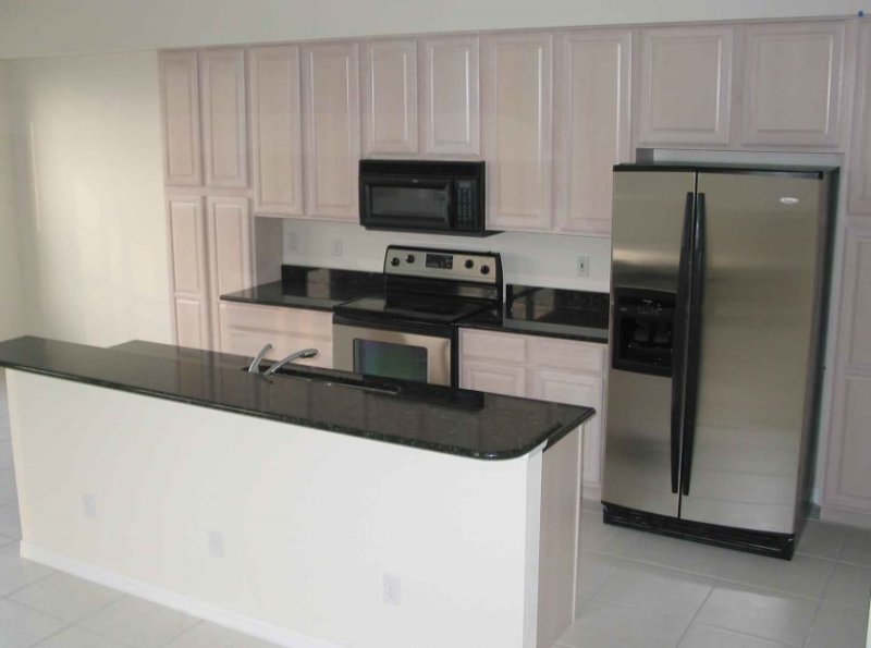 dekoration-bedøvelse-hvid-indbygget-køkken-kabinet-set-med-mikrobølge-hylder-og-ovne-Top-decors-som-godt-som