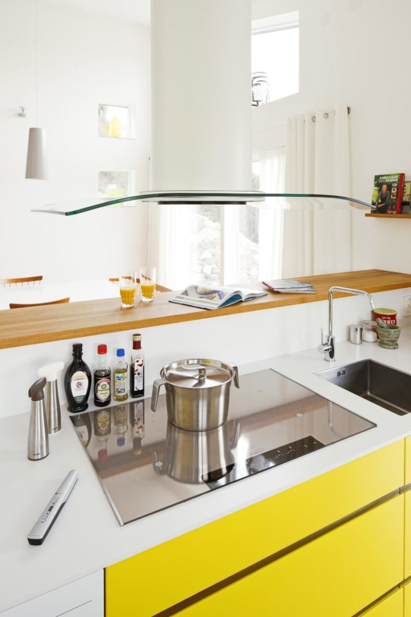 inspirerende-ideer-of-gul-køkken-interiør-design-indbygget-køkken-grill-plus-med-hane-og-træ-panel