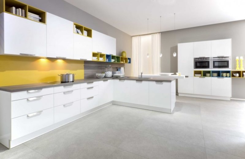bedøvelse-farverige-køkken-design-med-hvide-kabinetter-med-indbygget-madlavning-reol