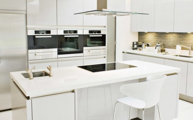 klassiske design-moderne-hjem-køkken-idéer-med-rektangel-form-hvid-køkken-ø-og-indbygget-ovne-også-whi