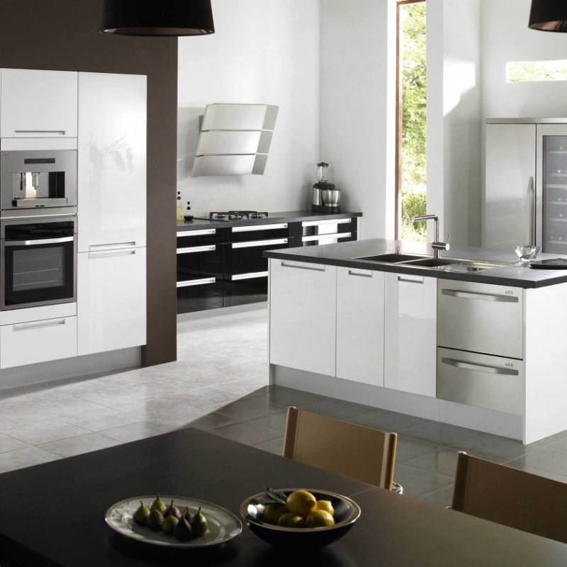 køkken-ubesmittet-hvid-blank-køkken-ø-og-indbygget-hvid-moderne-køkken-frysere-added-mørke-brun-larmen