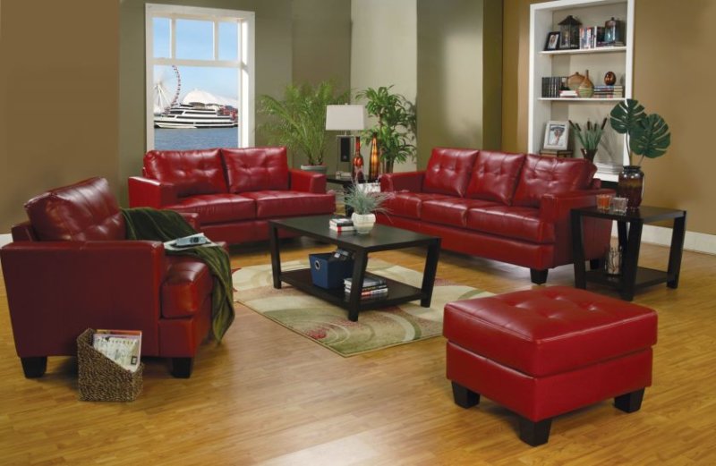 salon-canapé-en-cuir-rouge-avec-ottoman-pour-petits-espaces-de-salon-avec-table-en-bois-noire-avec-etagère-et-parquet-stratifié-carreaux-de-sol-idées-cuir- vivre