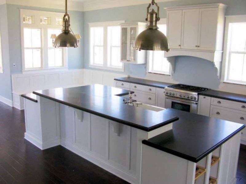 vidunderlige-design-moderne-hjem-køkken-idéer-med-hvide-træ-køkken-frysere-og-sort-granit-bordplade-als