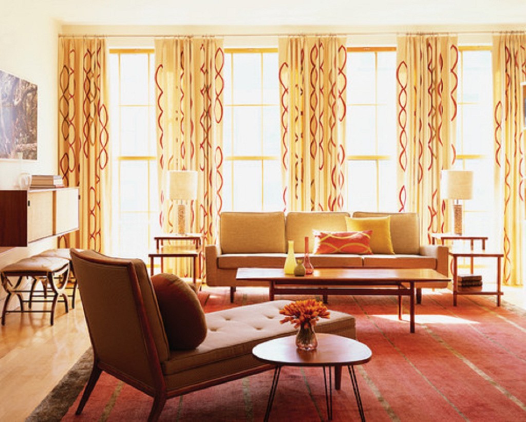 or-salon-fenêtres-rideaux-et-rideaux-avec-motif-rouge-aussi-rembourrage-canapé-love-siège-et-tapis-rouge-aussi-canapé-chaise-et-table-basse-et- sol-stratifié-moderne-vitres-rideaux
