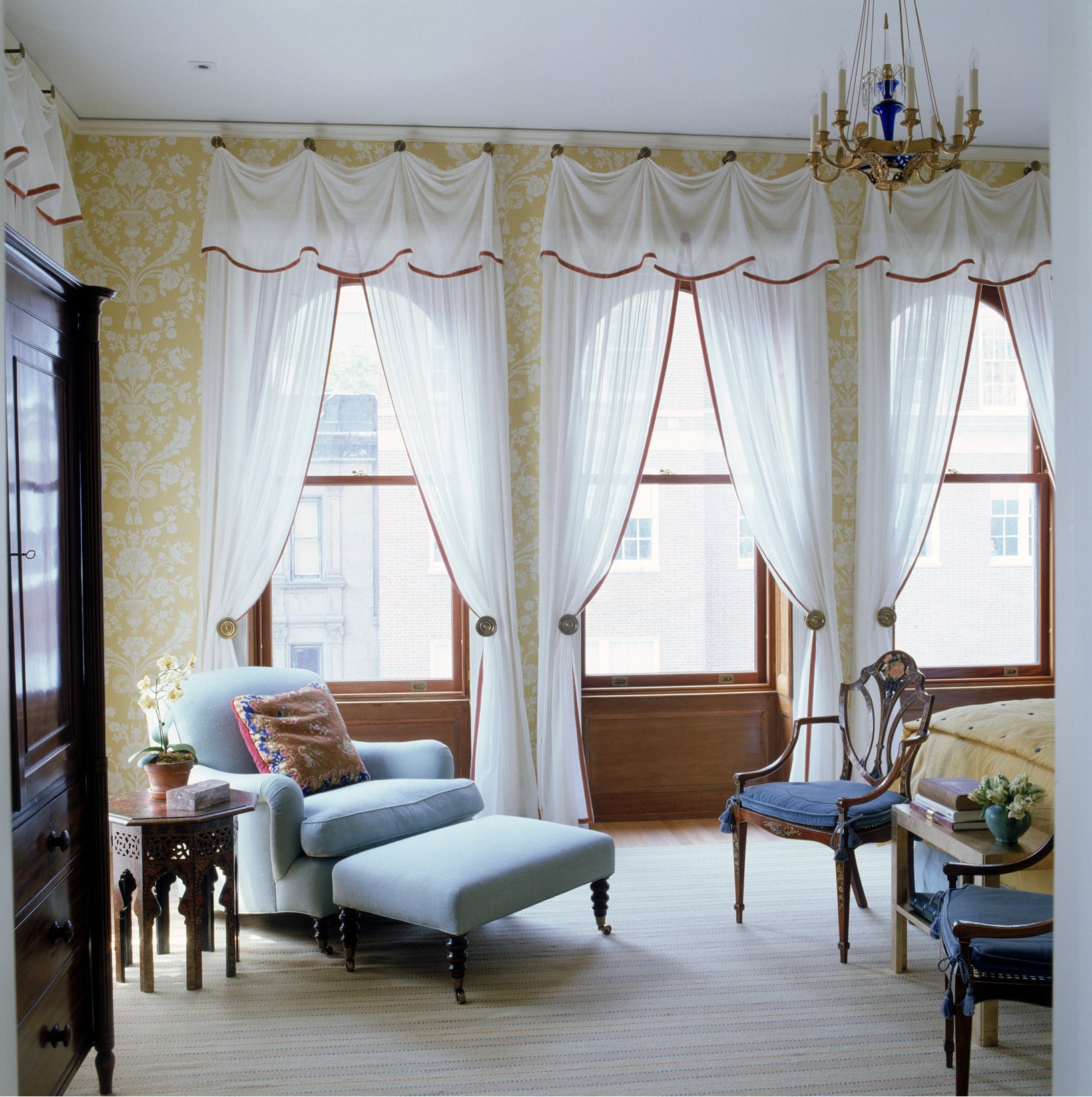 merveilleux-blanc-brun-foncé-bois-verre-design-moderne-beaux-rideaux-tissu-blanc-rideau-cantonnière-retenues-fenêtres-intérieur-au-salon-avec-draperie-idées-pour-vivre- salle-également-fenêtre-traitement
