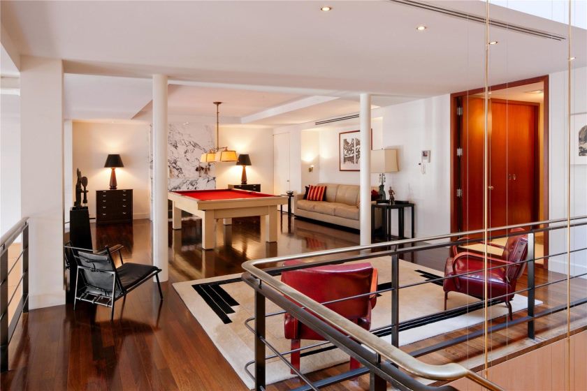 moderne-élégant-intérieur-salon-design-du-luxe-penthouses-new-york-avec-rouge-et-blanc-combinaison-couleur-de-l'intérieur-salon-qui-combiné-avec- parquet-et-aussi-porte-en-bois